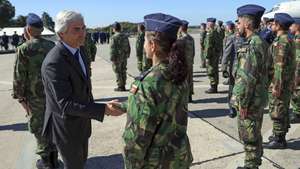 O ministro da Defesa Nacional, Nuno Melo, cumprimenta os militares da Força Nacional Destacada que parte para a Estónia, ao serviço da NATO. A Força Nacional Destacada envolve a participação de até 46 militares da Força Aérea e 1 avião P-3C, que vão operar a partir da Base Aérea de Ämari, entre 6 de abril e 5 de maio de 2025. Visita a Esquadra 506 e o Simulador do KC- 390, na Base Aérea N.º 11. Beja, 26 de março de 2025. NUNO VEIGA/LUSA