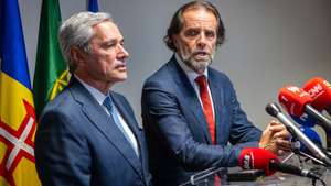 Miguel Albuquerque (D), presidente do PSD Madeira, e José Manuel Rodrigues, presidente do Partido Popular (CDS-PP) da Madeira, apresentaram hoje, em conjunto, um acordo de governação com maioria parlamentar de 24 deputados – 23 do PSD e 1 do CDS-PP – para a próxima legislatura do governo regional da Madeira, Funchal, 25 de março de 2025. GREGÓRIO CUNHA/LUSA