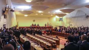 Os lugares dos partidos Renamo e MDM, encontra-se vazios devido ao boicote anunciado pelos dois partidos à cerimónia de tomada de posse dos deputados eleitos à X legislatura, contestando o processo eleitoral, na Assembleia da República de Moçambique, em Maputo, Moçambique, 13 de janeiro de 2025. LUÍSA NHANTUMBO/LUSA