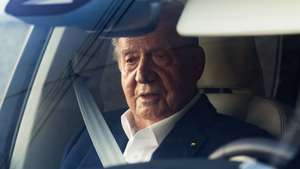 epa11628932 Spanish Emeritus King Juan Carlos I arrives in Sanxenxo, Galicia, Spain, 27 September 2024, to attend a sailing event.  EPA/Lavandeira Jr.