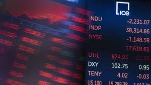 epa12010443 A screen showing the Dow Jones Industrial Average at the end of the trading day on the floor of the New York Stock Exchange in New York, New York, USA, on 04 April 2025. World financial markets are continuing to react to reciprocal tariffs that US President Donald Trump implemented this week and the Dow Jones industrial average lost 5.5% today.  EPA/JUSTIN LANE
