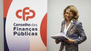 A presidente do Conselho das Finanças Públicas, Nazaré da Costa Cabral, à chegada para a conferência de imprensa de apresentação do relatório "Perspetivas Económicas e Orçamentais 2025-2029" que atualiza o cenário macroeconómico para aquele horizonte temporal, no Conselho das Finanças Públicas, em Lisboa, 10 de abril de 2025. ANDRÉ KOSTERS/LUSA
