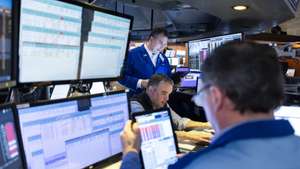 epa12035871 Traders work at the Closing Bell on the floor of the New York Stock Exchange in New York, New York, USA, on 16 April 2025. World financial markets are continuing to react to the effect that the Trump administration's evolving tariff policies are having on global trade.  EPA/JUSTIN LANE