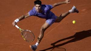 epaselect epa12039436 Spanish tennis player Carlos Alcaraz in action against Australian Alex de Minaur during their quarterfinal match at the Barcelona Open tennis tournament, in Barcelona, Spain, 18 April 2025.  EPA/ENRIC FONTCUBERTA