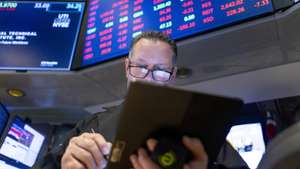 epaselect epa12117124 A trader works on the floor before the Opening Bell at the New York Stock Exchange in New York, New York, USA, 19 May 2025. Financial markets are reacting to Moody’s decision late last week to downgrade the United States' credit rating.  EPA/JUSTIN LANE