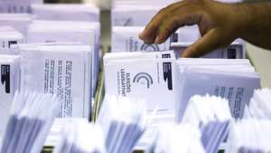 Envelopes contendo os votos dos emigrantes portugueses, no último dia da contagem dos votos pela Comissão Nacional de Eleições (CNE), que decidirão qual o segundo partido mais votado nas últimas eleições legislativas em Portugal, na Feira Internacional de Lisboa (FIL), em Lisboa, 28 de maio de 2025. JOSÉ SENA GOULÃO/LUSA