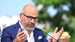 O ministro das Infraestruturas e Habitação, Miguel Pinto Luz, intervém durante a cerimónia de abertura ao tráfego do troço da variante à EN14, entre o Interface Rodoferroviário e Santana, na Trofa, 27 de junho de 2025. ESTELA SILVA/LUSA