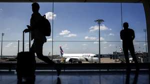 epa12212178 Passengers inside Roissy-Charles de Gaulle Airport during a French air traffic controllers' strike, in Roissy-en-France outside Paris, France, 03 July 2025. The French UNSA-ICNA union has called for a two-day strike on 03 and 04 July over working conditions, causing travel disruption.  EPA/YOAN VALAT