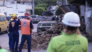 epa12225860 Members of the emergency corps observe debris caused by an earthquake in Guatemala City, Guatemala, 08 July 2025. Two strong tremors, of magnitude 5.2 and 5.7, shook Guatemala on Tuesday with no major consequences reported by authorities.  EPA/STR