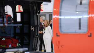 O ministro da Defesa Nacional, Nuno Melo (E), e a ministra da Saúde, Ana Paula Martins, durante a apresentação do helicóptero Black Hawk UH-60 capaz de operar em missões diurnas e noturnas, dotado de um "'kit' de última geração" para emergência médica, na Base Aérea n.º 8, em Ovar, 10 de Julho de 2025. ESTELA SILVA/LUSA