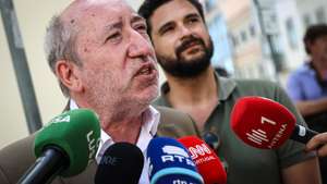 O candidato às presidenciais do Partido Comunista Português (PCP), António Filipe, fala os jornalistas durante a marcha da Frente Comum dos Sindicatos da Administração Pública (FCSAP) "Serviços Públicos não são mercadoria!", do Largo da Estrela até ao Palácio de São Bento, em Lisboa, 17 de julho de 2025. RODRIGO ANTUNES/LUSA