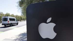 epa12271526 Apple logo at the Apple Park Visitor Center across the street from Apple Inc., headquarters in Cupertino, California, USA, 29 July 2025. Apple Inc., is scheduled to release its earnings report after the market closes on 31 July 2025.  EPA/JOHN G. MABANGLO