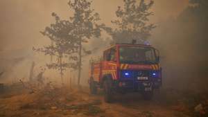 Bombeiros durante o combate a um incêndio na Aldeia de Gontães, Vila Real, 4 de agosto de 2025. Pelas 16:30, mais de 2.200 operacionais e cerca de 710 meios de transporte, inclusive 19 meios aéreos, combatiam 63 incêndios rurais em Portugal continental, com destaque para os fogos em Vila Real e Celorico de Basto (distrito de Braga), segundo a Proteção Civil. PEDRO SARMENTO COSTA/LUSA