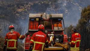 Bombeiros combatem um incêndio em Testeira, Vila Real, 12 de agosto de 2025. Perto de 1.200 operacionais estavam hoje, pelas 15:15, empenhados no combate aos três mais preocupantes incêndios em destaque pela Proteção Civil, que lavram em Vila Real, Tabuaço e Trancoso. PEDRO SARMENTO COSTA/LUSA