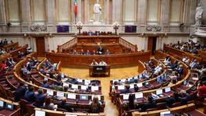 O primeiro-ministro, Luís Montenegro (C), intervém durante o debate extraordinário sobre a coordenação do combate aos incêndios, na Assembleia da República, em Lisboa, 27 de agosto de 2025. ANTÓNIO PEDRO SANTOS/LUSA