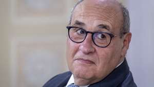 O presidente do Conselho Nacional para as Migrações e Asilo, António Vitorino, durante uma sessão de debate sobre Relações Internacionais, Europa e Defesa para a elaboração do programa eleitoral para as legislativas, na sede do PS, em Lisboa, 28 de março de 2025. JOSÉ SENA GOULÃO/LUSA