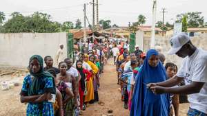 epa12396380 People line up to cast their votes for a constitutional referendum in an elementary school in Coyah Somayah, Guinea, 21 September 2025. Guinea's 6.7 million eligible voters are casting their ballots in favour or against a new draft constitution which would allow junta leader General  Mamadi Doumbouya to run for president.  EPA/BANGALY BAKIS KOUYATE