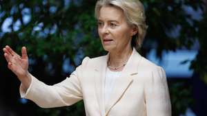 epa12442078 President of the European Commission Ursula von der Leyen welcomes President of Rwanda Paul Kagame for the signing of the EU-RDC Partnership agreement on the sideline of the 'Global Gateway Forum', at the EU Commission in Brussels, Belgium, 09 October 2025. The second edition of the forum will take place on 09 and 10 October 2025 in Brussels.  EPA/OLIVIER MATTHYS