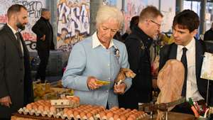 epa12487315 European Central Bank (ECB) President Christine Lagarde visits the Sant'Ambrogio Market in Florence, Italy, 28 October 2025.  EPA/CLAUDIO GIOVANNINI