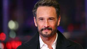 epa11893419 Rodrigo Santoro arrives for the opening ceremony of the 75th Berlin International Film Festival, in Berlin, Germany, 13 February 2025. The Berlinale will run from 13 to 23 February 2025.  EPA/HANNIBAL HANSCHKE