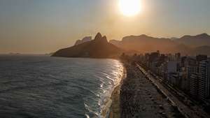 epa11625184 View aerial at Arpoador beach in Rio de Janeiro, Brazil, 25 September 2024. Rio de Janeiro recorded temperatures that reached 38Â°C.  EPA/Antonio Lacerda
