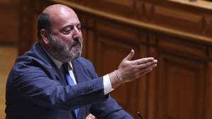 O deputado e líder parlamentar do Chega, Pedro Pinto, intervém no debate na especialidade do Orçamento do Estado para 2026, na Assembleia da República, em Lisboa, 21 de novembro de 2025. ANTÓNIO COTRIM/LUSA