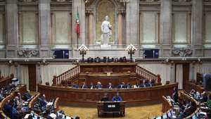 Bancada do governo durante o debate na especialidade do Orçamento do Estado para 2026, na Assembleia da República em Lisboa, 24 de novembro de 2025. ANTÓNIO COTRIM/LUSA