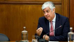 O ex-governador do Banco de Portugal, Mário Centeno, durante a audição na Comissão de Economia e Coesão Territorial, requerida pelo grupo parlamentar do PSD, no âmbito da tutela política da EFACEC, na Assembleia da República, em Lisboa, 3 de dezembro de 2025. DIOGO FARIA REIS/LUSA