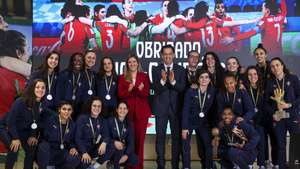 A seleção portuguesa feminina de futsal que competiu no Mundial e se sagrou vice-campeã do Mundo, posa para a fotgrafia com o presidente da Federação Portuguesa de Futebol, Pedro Proença, e a ministra da Cultura, Juventude e Desporto, Margarida Balseiro Lopes, na Cidade do Futebol em Oeiras, 9 de dezembro de 2025. TIAGO PETINGA/LUSA