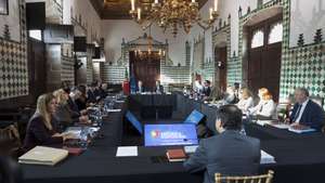 O primeiro-ministro, Luís Montenegro (C-E), ladeado pelo presidente da Câmara Municipal de Sintra, Marco Almeida (C-D), preside ao Conselho de Ministros, no Palácio Vila, em Sintra, 17 de dezembro de 2025. MANUEL DE ALMEIDA/LUSA