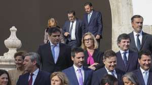 O primeiro-ministro, Luís Montenegro (D - Cima), conversa com o ministro de Estado edas Finanças, Joaquim Miranda Sarmento (C - Cima), no final do Conselho de Ministros, no Palácio Vila, em Sintra, 17 de dezembro de 2025. MANUEL DE ALMEIDA/LUSA