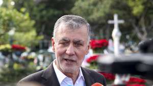 O candidato às eleições presidenciais, Henrique Gouveia e Melo, fala aos jornalisas esta manhã durante a visita à Vila Natal, em Santa Cruz, ilha da Madeira, 26 de dezembro de 2025. HOMEM DE GOUVEIA/LUSA