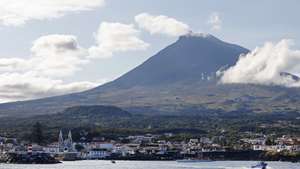 Vista da cidade da Madalena, ao largo da ilha do Pico, Açores, 01 de agosto de 2025. NUNO VEIGA/LUSA