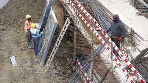 Trabalhadores da construção civil numa obra perto do Marquês de Pombal, em Lisboa, 12 de fevereiro de 2025. Habitação. Arquitetura. Construção Civil. Trabalho. Imigrantes. ANTÓNIO PEDRO SANTOS/LUSA