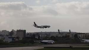 Avião da Ryanair a aterrar na pista do Aeroporto Humberto Delgado, em Lisboa, 07 de janeiro de 2026. CARLOS M. ALMEIDA/LUSA