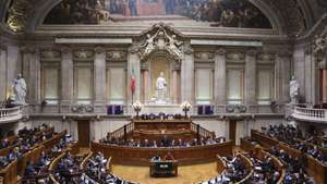 O primeiro-ministro (PM), Luís Montenegro, intervém na sessão plenária com a presença do PM, na Assembleia da República, em Lisboa, 21 de janeiro de 2026. ANTÓNIO COTRIM/LUSA
