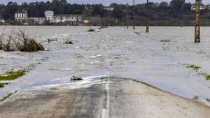 Estrada inundada pelo Rio Tejo em Vale da Pedra, Ponte do Reguengo, Cartaxo 10 de fevereiro de 2026. Quinze pessoas morreram em Portugal desde 28 de janeiro na sequência da passagem das depressões Kristin, Leonardo e Marta, que provocaram também muitas centenas de feridos e desalojados. JOSÉ SENA GOULÃO/LUSA