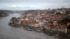 Vista aérea das margens do Rio Douro na zona da Ribeira, no Porto, 06 de fevereiro de 2026. O rio Douro transbordou hoje de madrugada para as margens do Porto e de Nova de Gaia, com a água a entrar na zona das esplanadas, sem causar danos significativos, disse o comandante adjunto da Capitania do Douro. ESTELA SILVA/LUSA