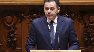 O primeiro-ministro, Luís Montenegro, intervém na sessão plenária na Assembleia da República, em Lisboa, 19 de fevereiro de 2026. ANTÓNIO COTRIM/LUSA