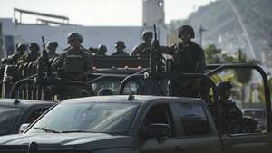 epa11781742 A member of the Mexican Army participates in a formal ceremony in the resort of Acapulco, Guerrero, Mexico, 16 December 2024. Amid the growing violence that has been experienced in recent weeks in the state of Guerrero, southern Mexico, and on the eve of the December holidays, state authorities, together with federal and municipal security authorities, gave the green light to the 2024 holiday operation in the port of Acapulco.  EPA/David Guzman