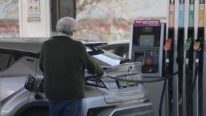 A poucas horas do aumento acentuado do gasóleo e da gasolina, veiculos são abastecidos numa das bombas com preços mais baixos no País, na Amadora, 07 março 2026.       MANUEL DE ALMEIDA/LUSA