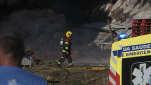 Um bombeiro durante um incêndio, que deflagrou num armazém de fruta, no concelho de Óbidos, distrito de Leiria, disseram à Lusa fontes da Proteção Civil e da GNR, 22 de fevereiro de 2026. Às 15:57 estavam no local 106 operacionais de várias corporações de bombeiros voluntários e da GNR, apoiados por 40 veículos. CARLOS BARROSO/LUSA