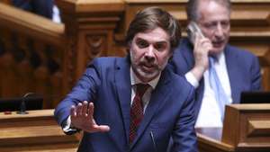 O deputado do CDS-PP, João Almeida, intervém durante o debate sobre a lei da nacionalidade, que decorreu na Assembleia da República, em Lisboa, 1 de abril de 2026. ANTÓNIO COTRIM/LUSA
