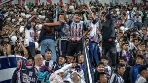 epa12242208 Alianza Lima fans cheer during a Copa Sudamericana round of 16 match between Alianza Lima and Gremio in Lima, Peru, 16 July 2025.  EPA/John Reyes  EPA/John Reyes