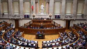 O primeiro-ministro, Luís Montenegro, intervém na sessão plenária na Assembleia da República, em Lisboa, 15 de abril de 2026. ANTÓNIO COTRIM/LUSA