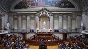 O primeiro-ministro, Luís Montenegro, intervém na sessão plenária na Assembleia da República, em Lisboa, 15 de abril de 2026. ANTÓNIO COTRIM/LUSA