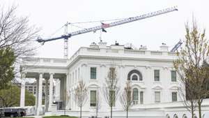 epa12866164 A construction crane, erected for work on US President Donald Trump’s ballroom expansion, above the White House in Washington, DC, USA, 02 April 2026. The National Capital Planning Commission is scheduled to vote later in the day on whether to approve Trump’s 90,000-square-foot ballroom plans.  EPA/JIM LO SCALZO