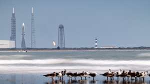 epa12515224 New Glenn's second mission (NG-2), a Blue Origin New Glenn rocket, is docked after the launch attempt was scrubbed at Space Launch Complex 36 at Cape Canaveral Space Force Station in Florida, USA, 09 November 2025. The twin ESCAPADE (Escape and Plasma Acceleration and Dynamics Explorers) spacecraft aims to study the solar wind's interaction with Mars, providing insight into the planet's real-time response to space weather and how solar activity drives atmospheric escape. This was the second launch attempt for Blue Origin's New Glenn rocket.  EPA/CRISTOBAL HERRERA-ULASHKEVICH