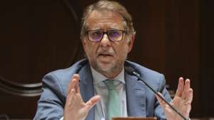 O ministro da Administração Interna, Luis Neves, intervém durante a sua audição na Comissão de Assuntos Constitucionais, Direitos, Liberdades e Garantias, na Assembleia da República, em Lisboa, 21 de abril de 2026. MANUEL DE ALMEIDA/LUSA