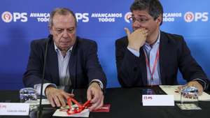 O presidente do Partido Socialista, Carlos César (E) conversa com o lider parlamentar do partido, Eurico Brilhante Dias (D) no inicio dos trabalhos da reunião da Comissão Nacional em Lisboa, 19 de abril de 2026. TIAGO PETINGA/LUSA